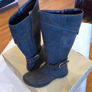 Merrell tall boot size 7 deep brown worn a couple of times like new condition